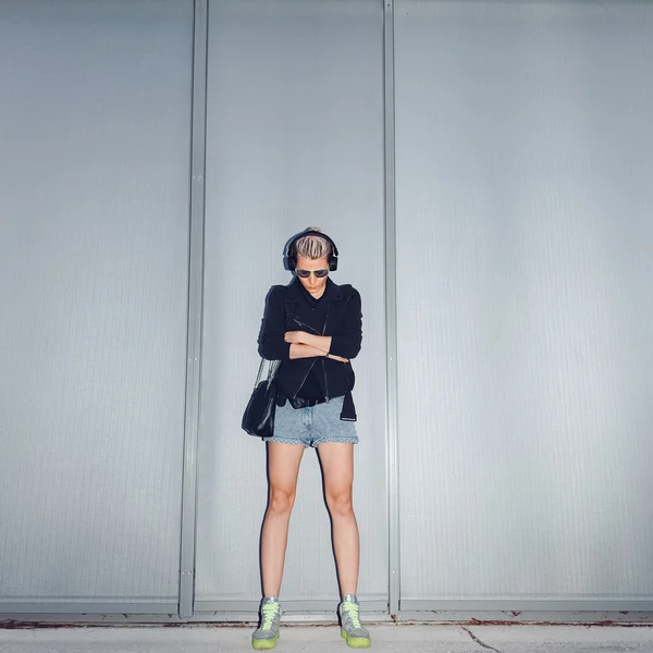 Menina glamour moda em uma parede de fundo rosa. estilo urbano — Fotografia de Stock