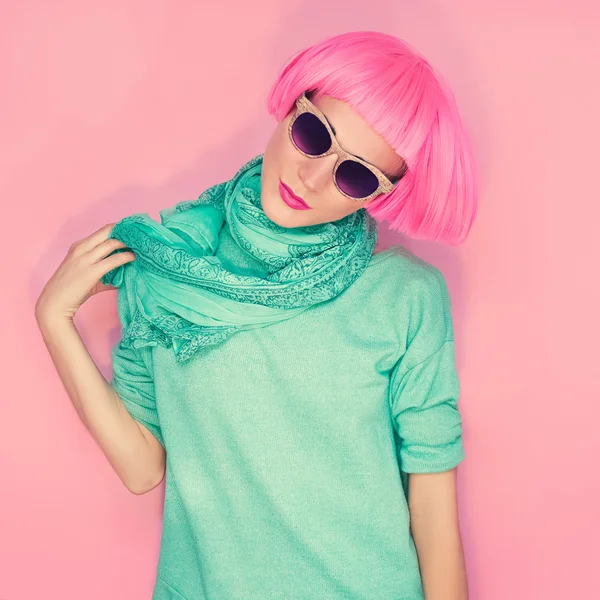 Mode glamour meisje op een roze achtergrond muur. stedelijke stijl — Stockfoto