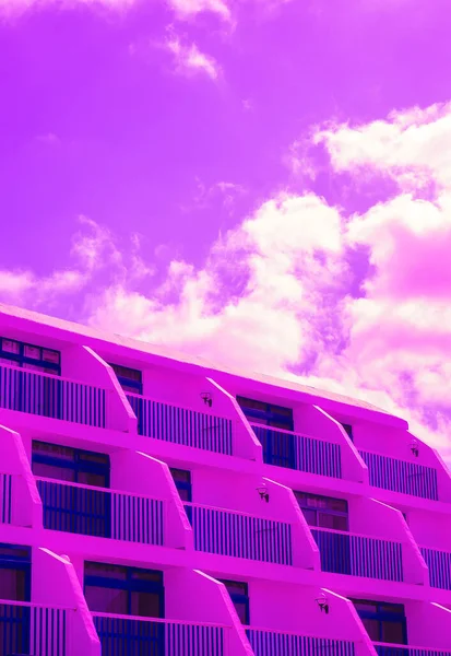 Здание Отеля Небо Тенденции Фиолетового Very Peri Концепция Туристического Отдыха — стоковое фото