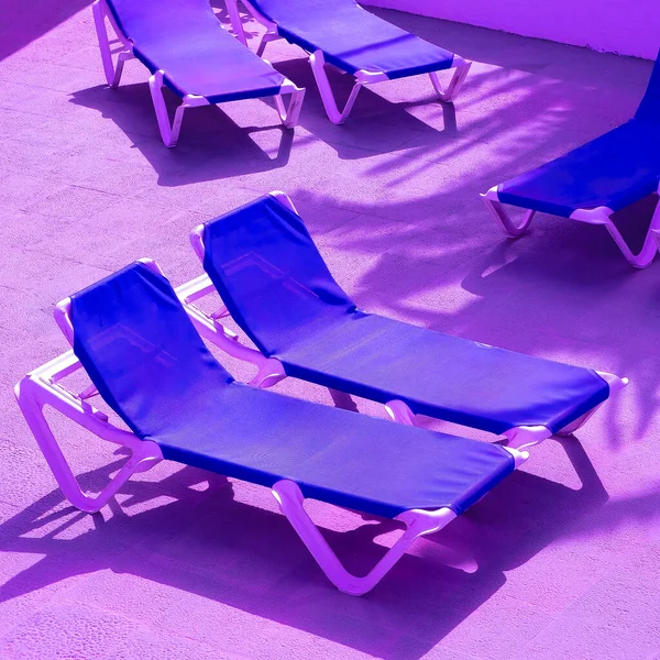 豪華なリゾート背景のサンラウンジャー リラックスしたコンセプト 紫色の傾向 — ストック写真