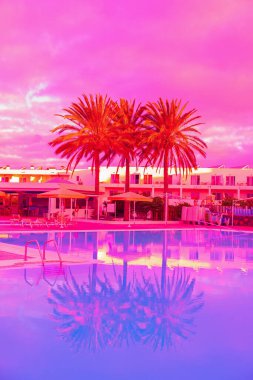 Zarif tropikal konum, palmiye ve yüzme havuzu geçmişi. Yaratıcı buhar renkleri tasarımı. Seyahat eden estetik duvar kağıtları