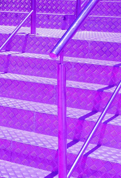 非常漂亮的楼梯 现代建筑的细节 时尚的最小壁纸 紫色美学 — 图库照片