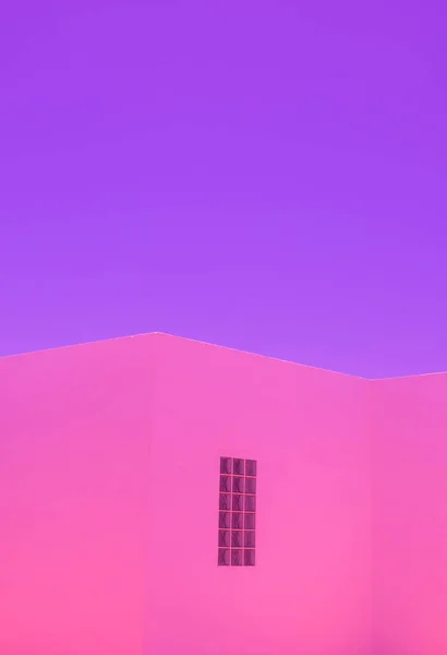 简约的粉红房子和紫色的天空背景 建筑和几何美学 时尚色彩的壁纸 — 图库照片