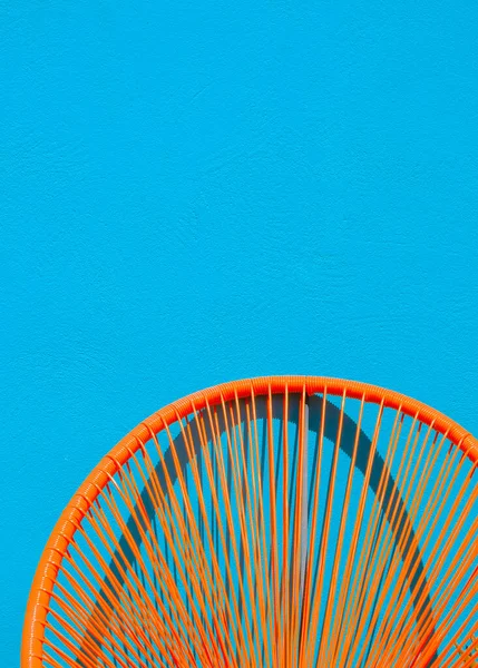 Zomer Fauteuil Tegen Een Blauwe Muur Home Decor Detail Minimalistisch — Stockfoto