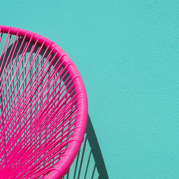 Zomer Fauteuil Tegen Een Blauwe Muur Home Decor Detail Minimalistisch — Stockfoto