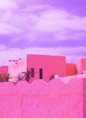 Minimalist mimari stil alanı. Renkli kombinasyon. Pembe ve mor. Geometri ve detaylar