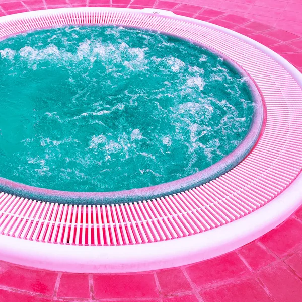 时尚的创意水放松位置 按摩浴缸 游泳池空间 潮流色彩组合 垂直壁纸 — 图库照片