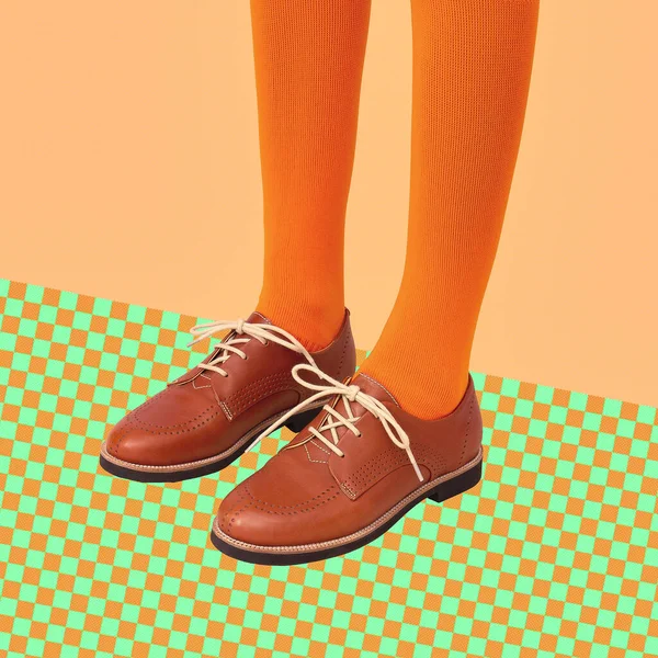 現代のデジタルコラージュアート レトロな古典的な靴で認識できない足でスタイリッシュなアイソメトリー ヴィンテージのコンセプト — ストック写真