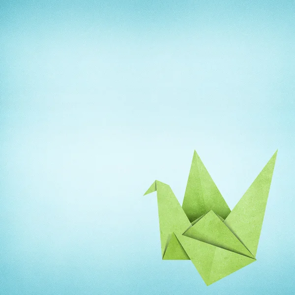 Origami-Vogel aus recyceltem Papier — Stockfoto