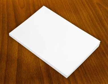 ahşap zemin üzerinde kitap.