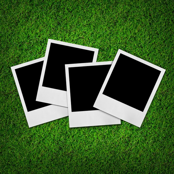 Puste zdjęcia na tle zielonej trawie — Zdjęcie stockowe