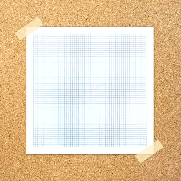 Nota de papel sobre el fondo del tablero de corcho —  Fotos de Stock
