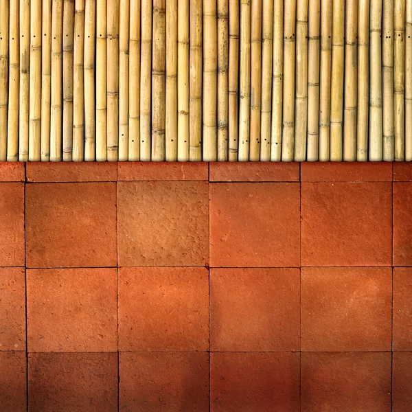 Красный кирпич и бамбуковый фон . — стоковое фото