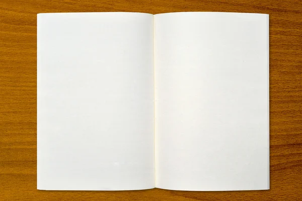 山毛榉木背景上的白色打开笔记本 — 图库照片