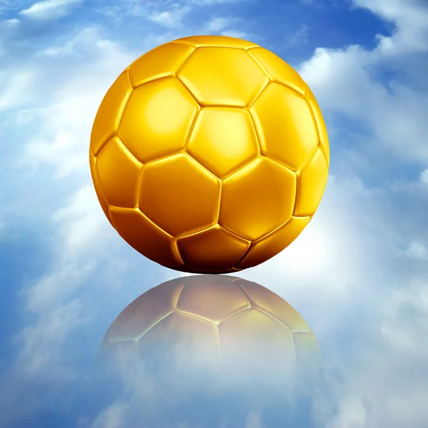 Fußball und reflektieren blauen Himmel — Stockfoto