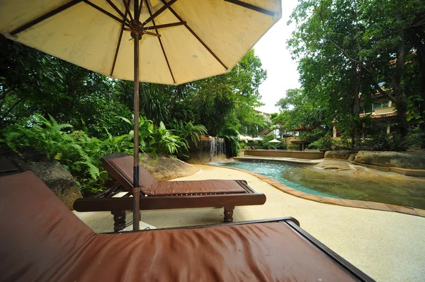 Swimming pool at a tropical resort. — Stock Photo, Image