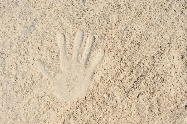 Tisk z ruky na písku. — Stock fotografie