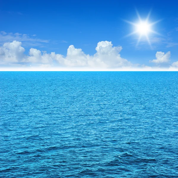 Море і блакитне небо — стокове фото