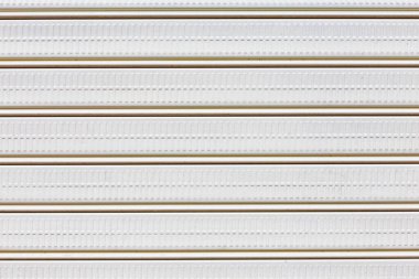 Garaj kapısında eski beyaz boya var. Fatura. Geçmişi. metin için yer