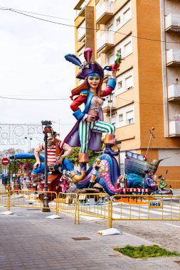 Valencia, İspanya - 12 Mart 2022 Fallas Festivali, sokaklarda anıtlar inşa edildi ve yakıldıktan sonra