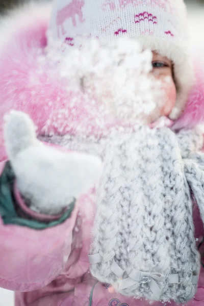 Ребенок зимой — стоковое фото