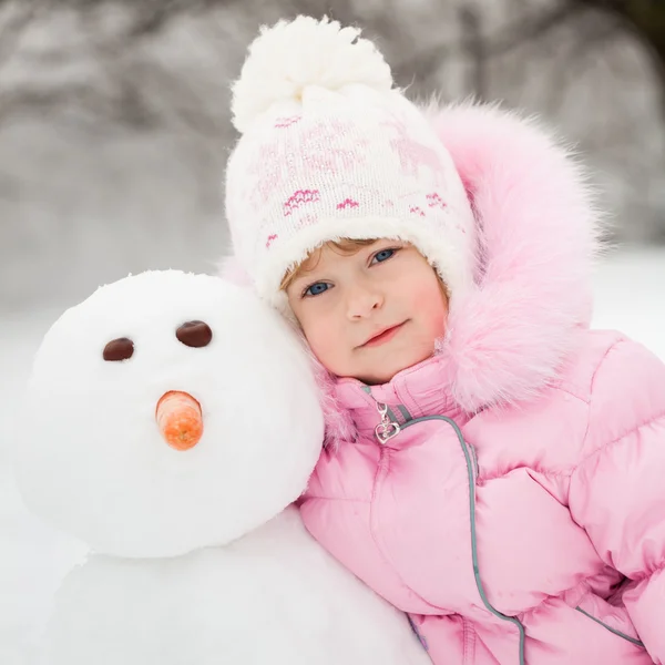 Criança com boneco de neve — Fotografia de Stock