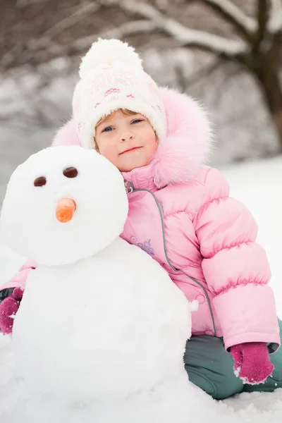 Kind mit Schneemann — Stockfoto