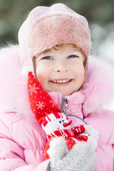 Enfant avec bonhomme de neige — Photo