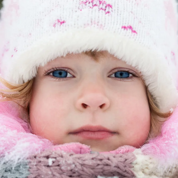 Criança no inverno — Fotografia de Stock