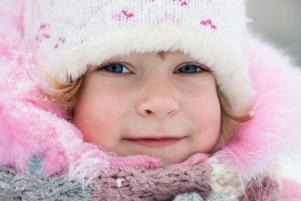 Criança no inverno — Fotografia de Stock