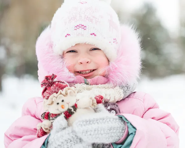 Criança com boneco de neve — Fotografia de Stock