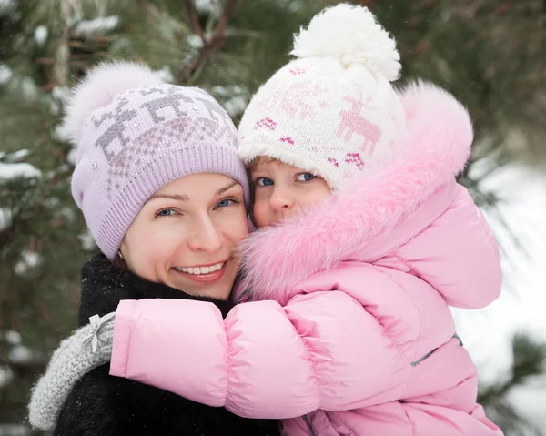 Familia en el parque de invierno — Foto de Stock