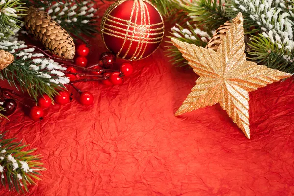 Kırmızı üzerine Noel süslemeleri — Stok fotoğraf