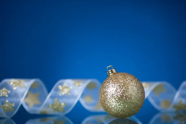 Різдвяні прикраси на синьому — стокове фото