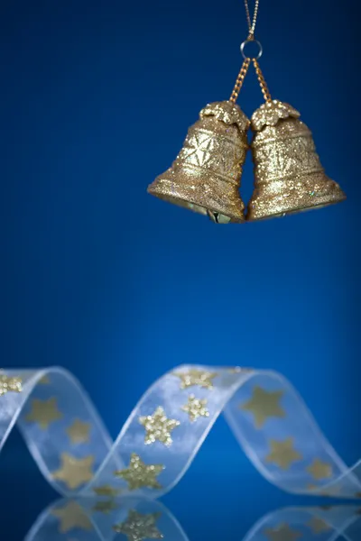 Різдвяні дзвіночки на синьому — стокове фото