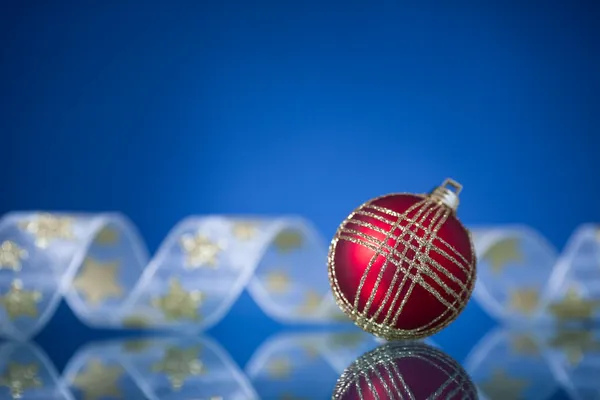 Palla di Natale su blu — Foto Stock