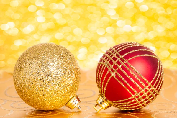 Christmas bollar mot ljus — Stockfoto