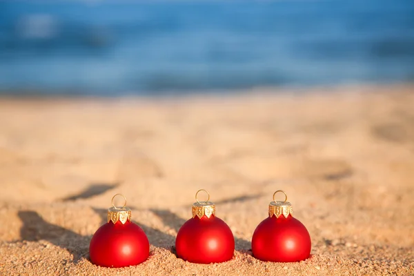 Bolas de Natal na praia — Fotografia de Stock