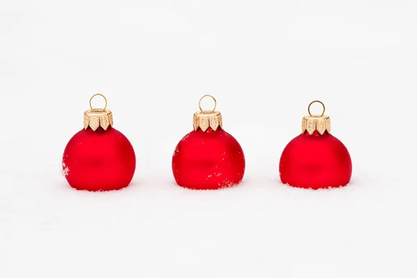 Bolas de Natal na neve — Fotografia de Stock