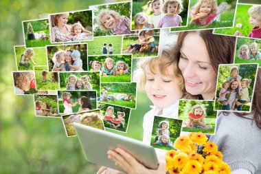 mutlu bir aile Tablet PC'yi kullanma