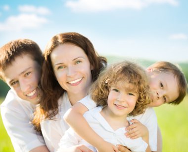 Dışarıda mutlu bir aile