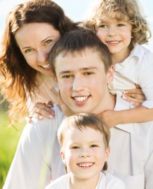 mutlu bir aile dışında oynarken