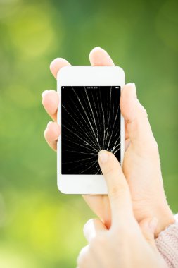 Akıllı telefon tutan kadın