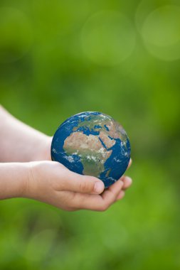 çocuk elinde toprak