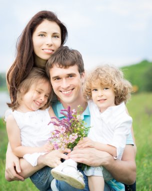Dışarıda mutlu bir aile