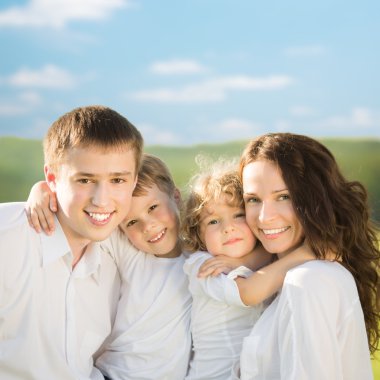 Dışarıda mutlu bir aile