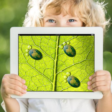 tablet pc tutan çocuk