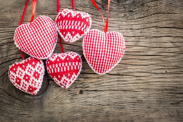 Corazones sobre fondo de madera — Foto de Stock