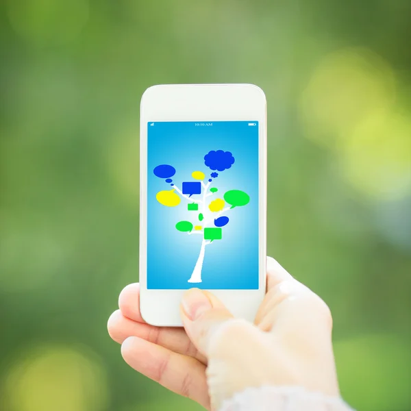 Frau hält Smartphone in der Hand — Stockfoto