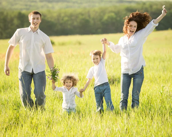 Actieve familie buitenshuis — Stockfoto